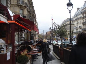 Clássico Café, Crepes e sobretudos na rue Suofflot, próximo ao Pantheon em Paris, França