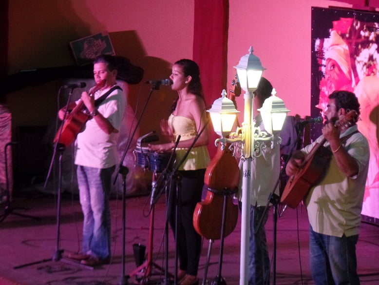 Banda tocando na Casa de la Música, praça-bar no centro de Trinidad, Cuba