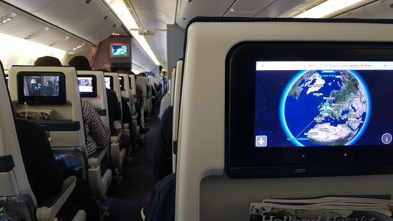 Dentro avião, vendo a tela de entrenimento com a rota do voo de Amsterdam para Guarulhos