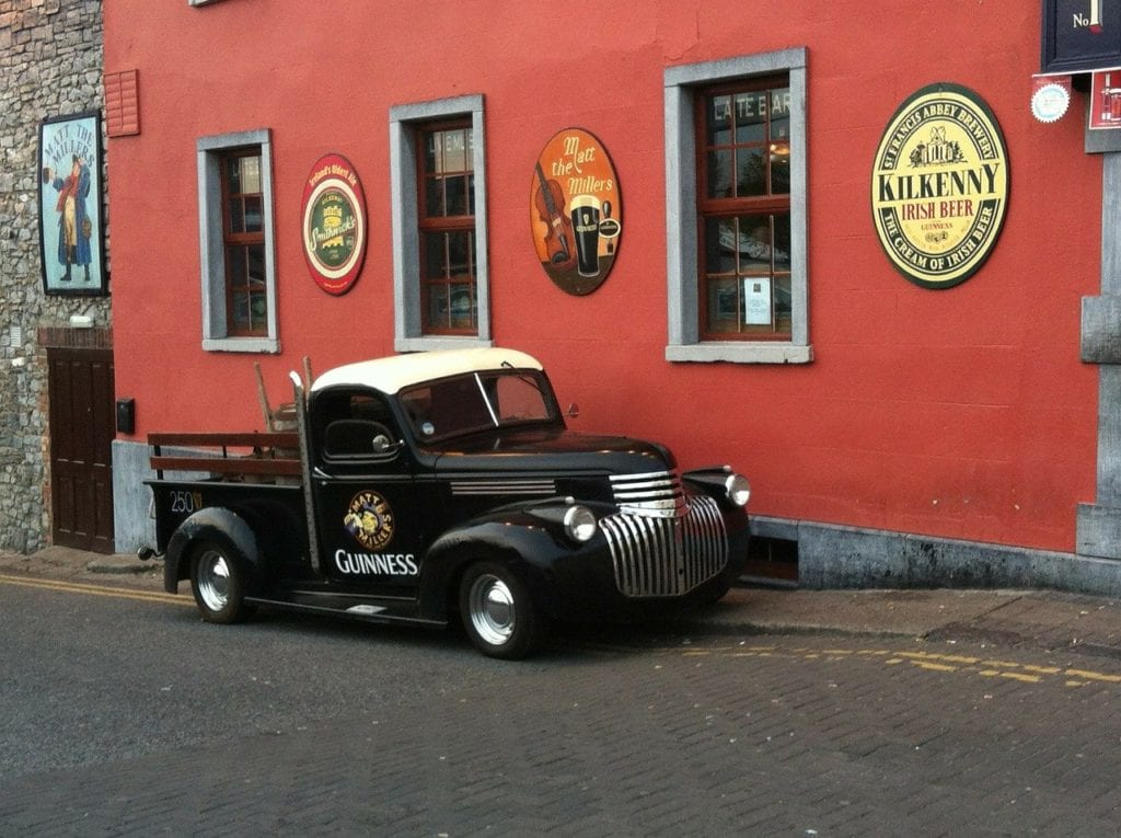 Pub em Kilkenny, cidade cervejeira da Irlanda - Foto Pixabay