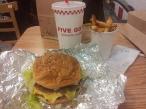 Lanche no Five Guys, em New York, EUA