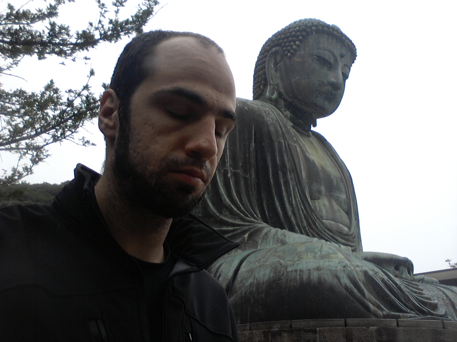 Meditando com o Daibutsu em Kamakura, Japão