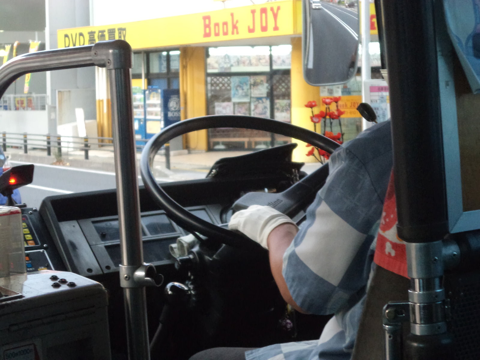 Ônibus no Japão - Motorista de Microfone