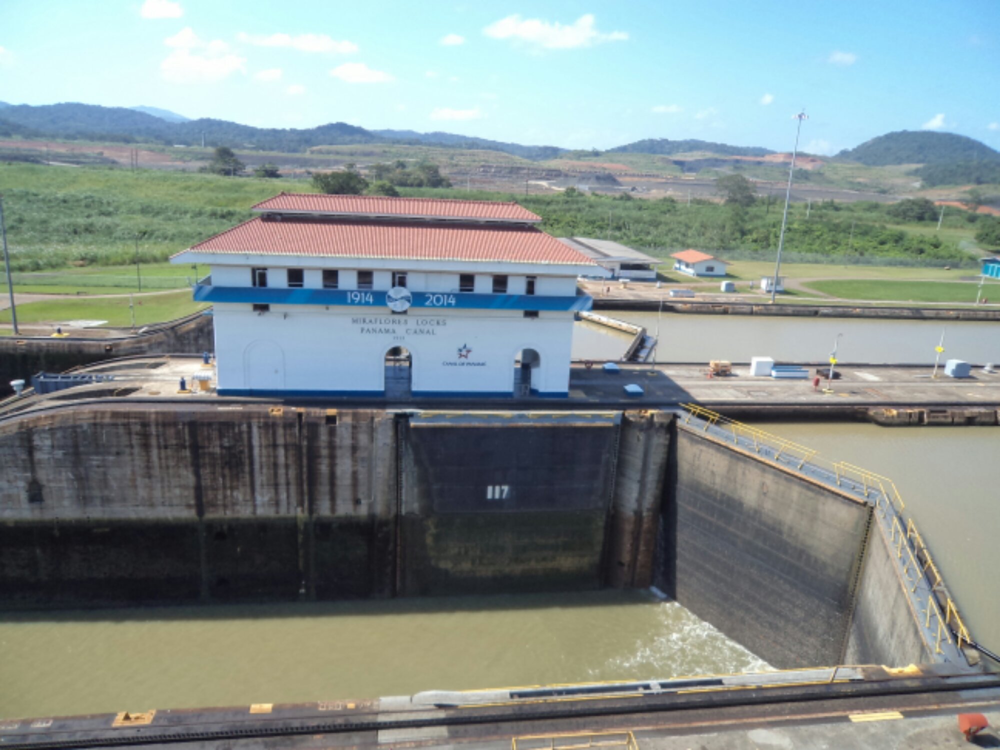 Canal do Panamá - Níveis diferentes e comportas fechadas