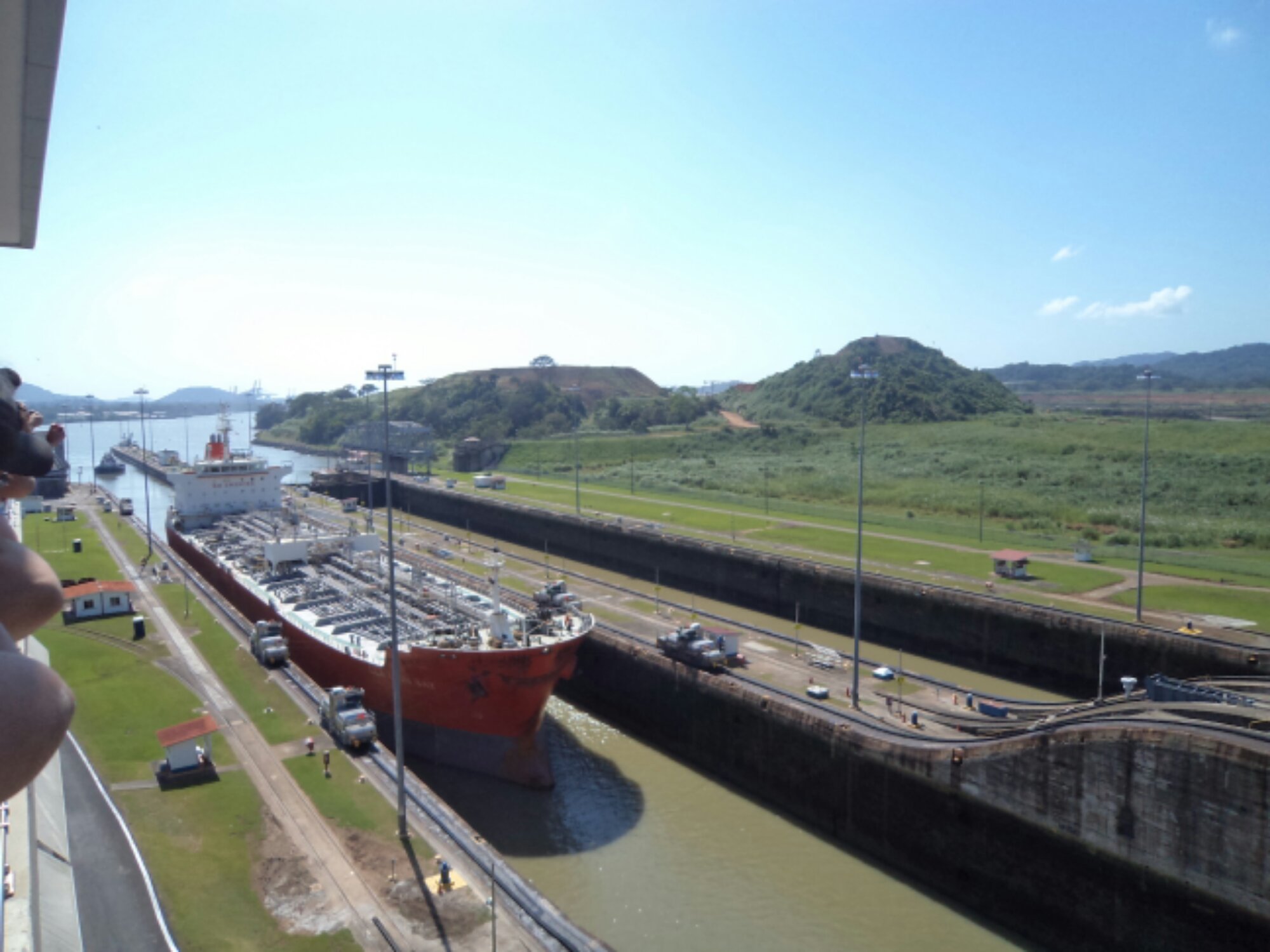 Canal do Panamá 2 - barco vindo do Pacífico entrando na eclusa