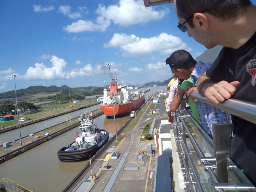 Barcos nas eclusas de Miraflores no Canal do Panamá