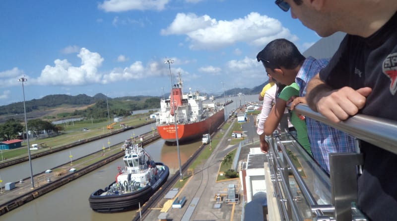 Barcos nas eclusas de Miraflores no Canal do Panamá