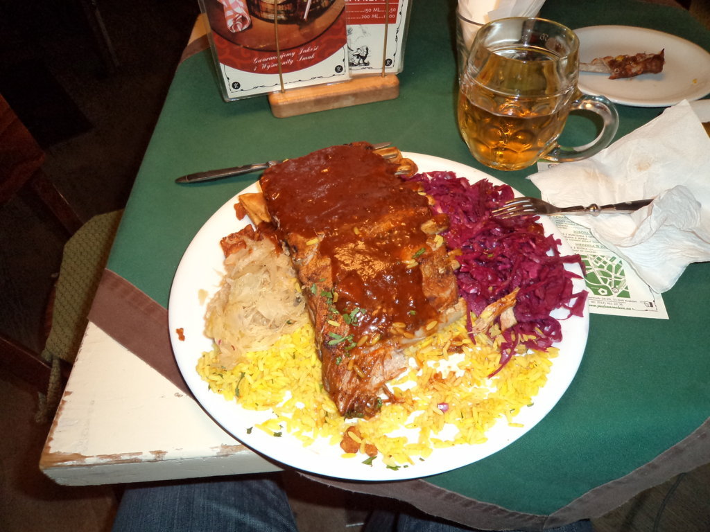 Costela de porco e cerveja Tyskie no restaurante Pod Wawelem, na Cracóvia, Polônia