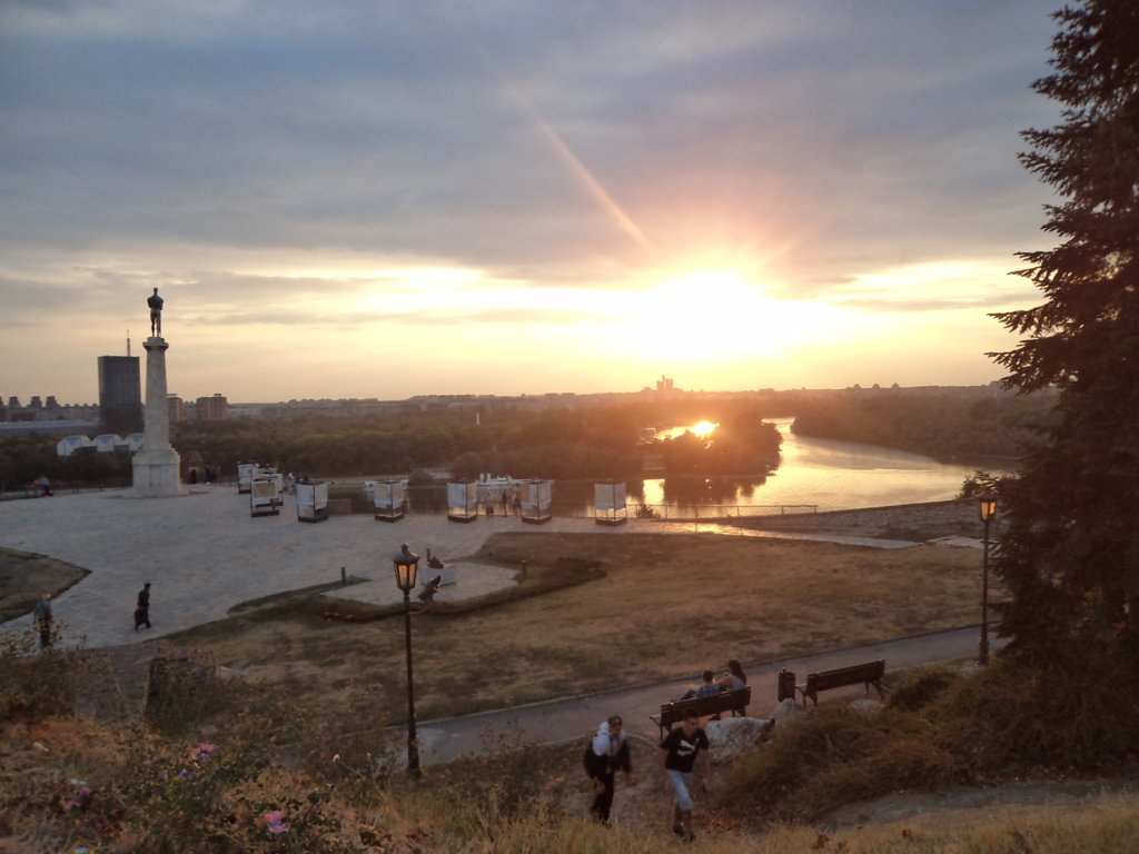 Por do sol no Kalamegdan com vista a foz do rio Sava no rio Danúbio, Belgrado Por do sol no Kalamegdan com vista a foz do rio Sava no rio Danúbio, Belgrado