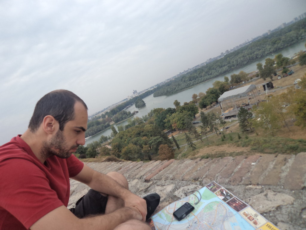 Refletindo no Kalamegdan com vista a foz do rio Sava no rio Danúbio, Belgrado