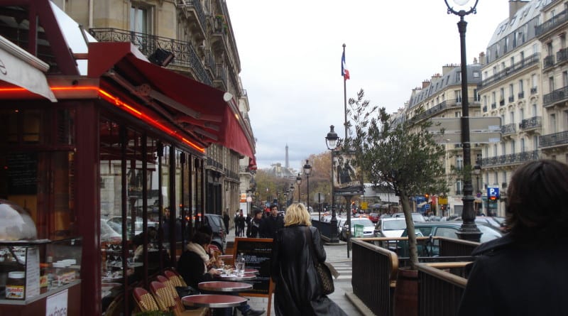 Clássico Café, Crepes e sobretudos na rue Suofflot, próximo ao Pantheon em Paris, França