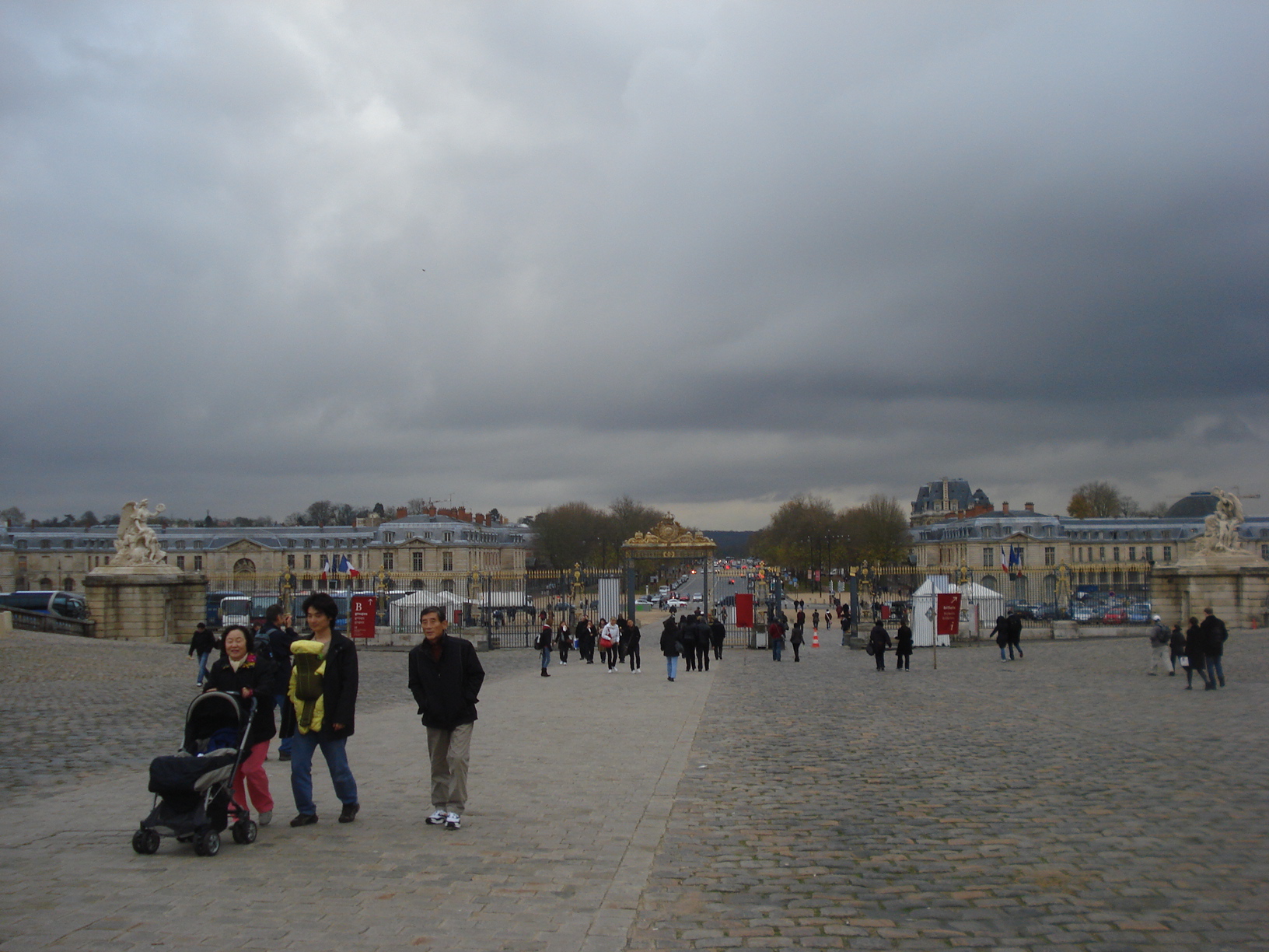 Entrada do Palácio de Versailles, região de Paris, França