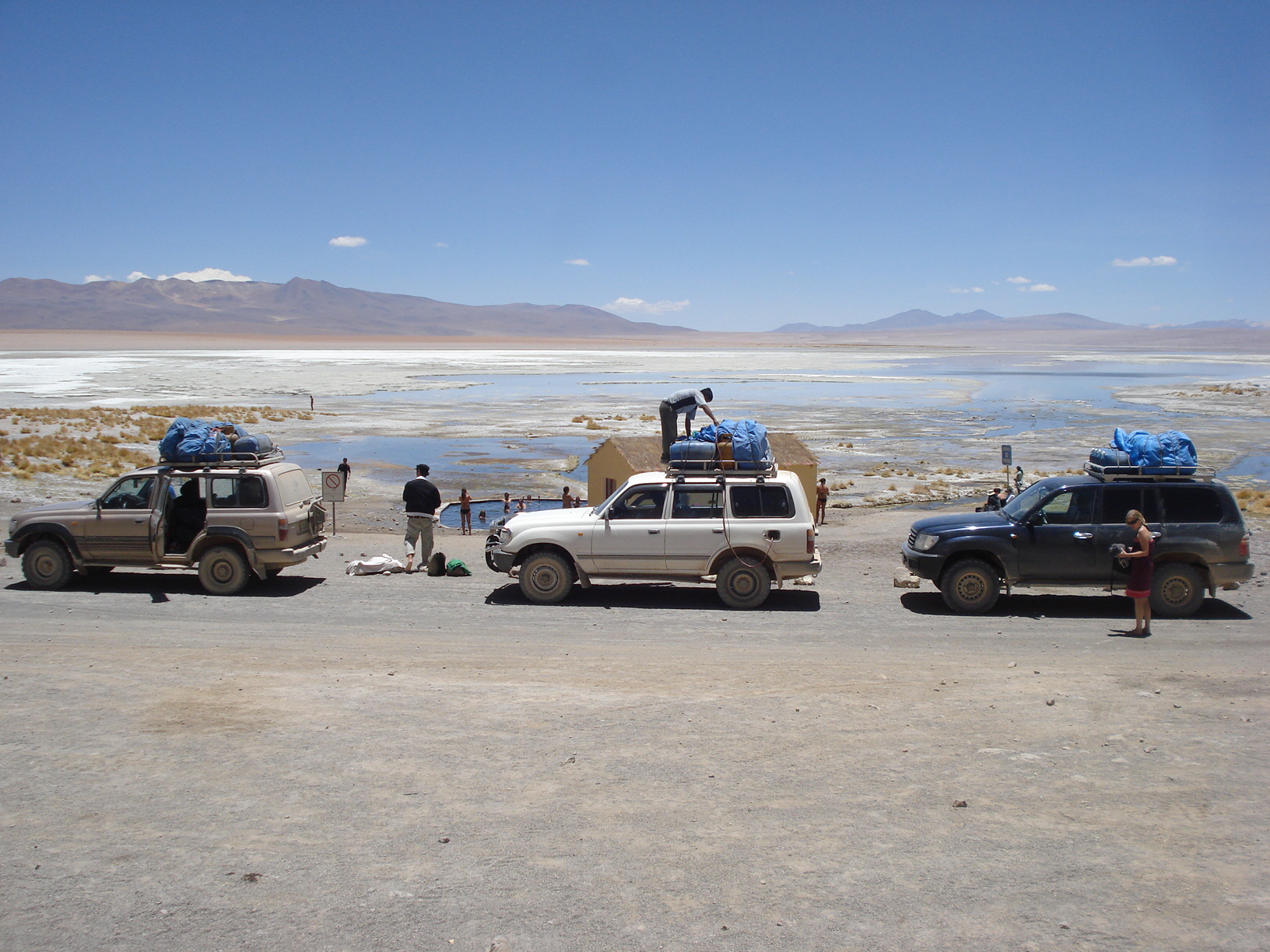 Jipes 4x4 andam em grupos e se ajudam a qualquer sinal de problema, Salar do Uyuni, Bolívia