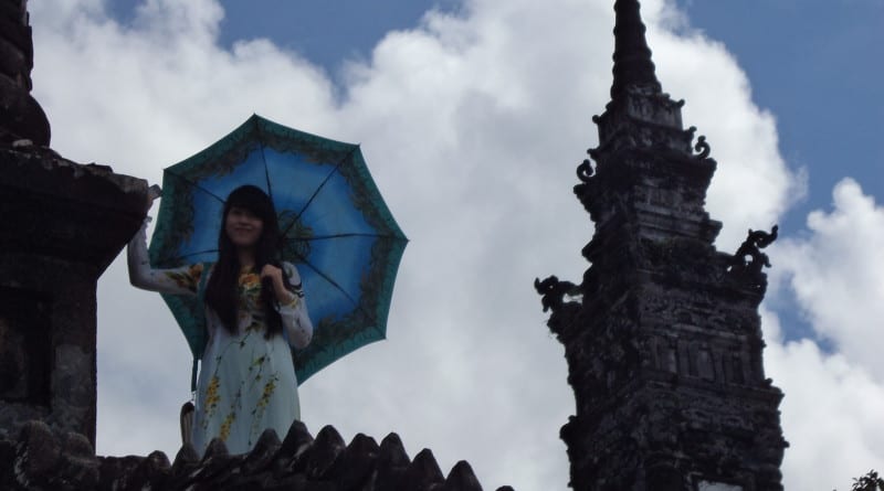 Jovem vietnamita em trajes típicos na tumba de Khai Dinh - Hue, Vietnã