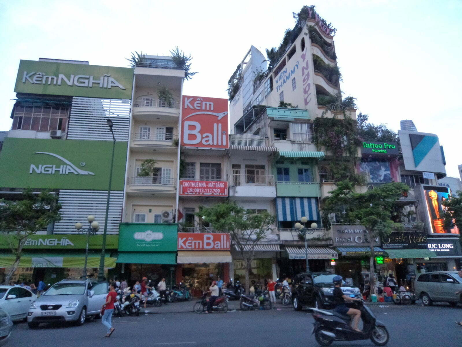 Imóveis altos e estreitos aproveitando cada pedaço de terreno - Ho Chi Minh, Vietnã