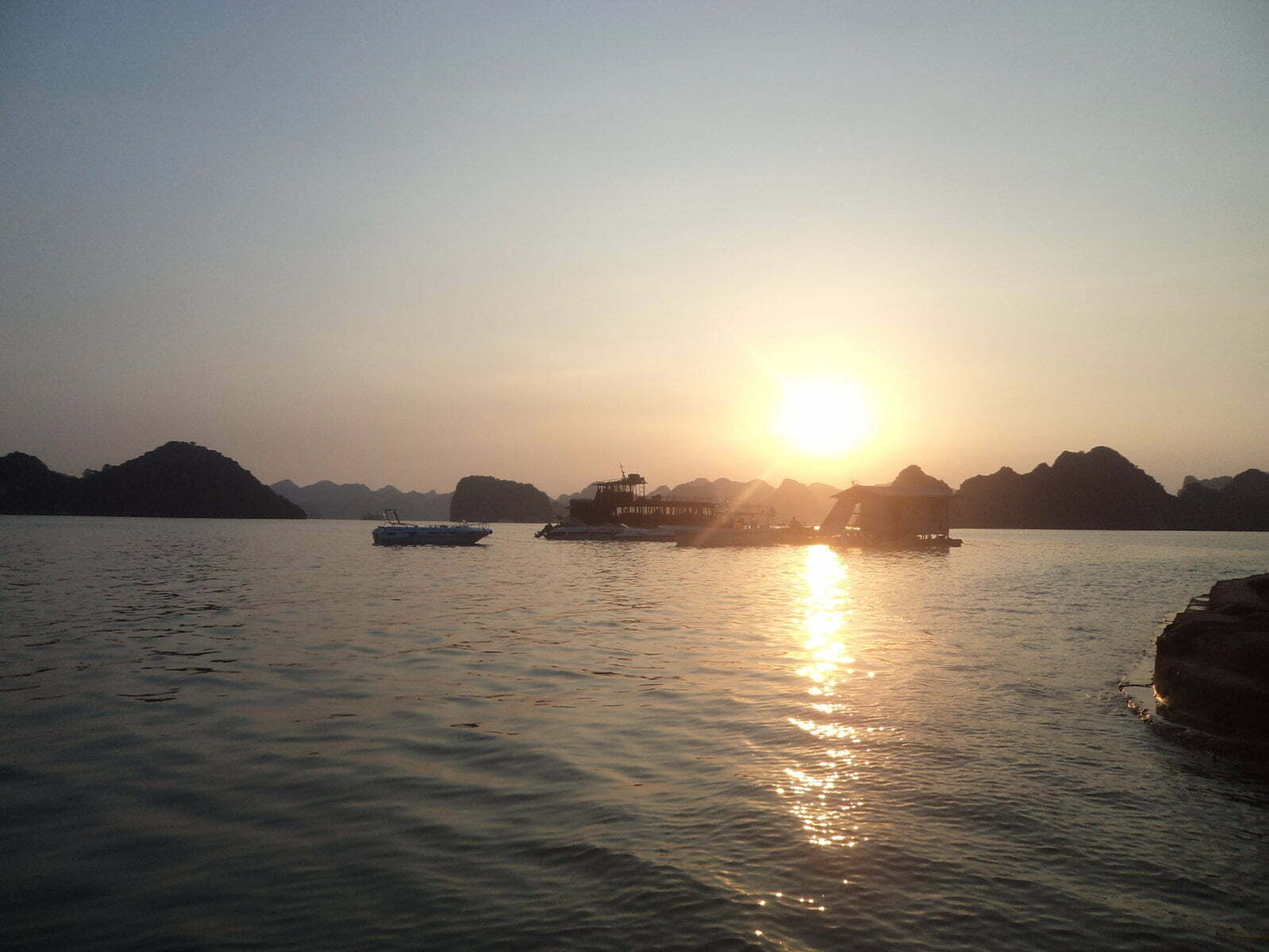 Cai o sol em Ha Long Bay, próximo a Hanoi, Vietnã