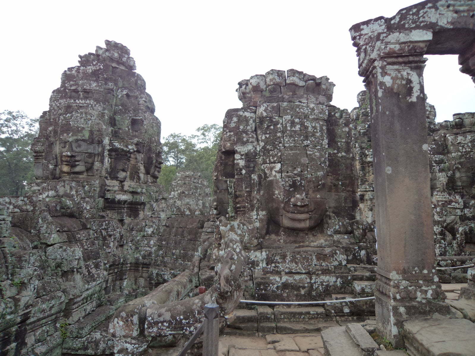 Templo Bayon (2) no circuito pequeno em Siem Reap, Camboja