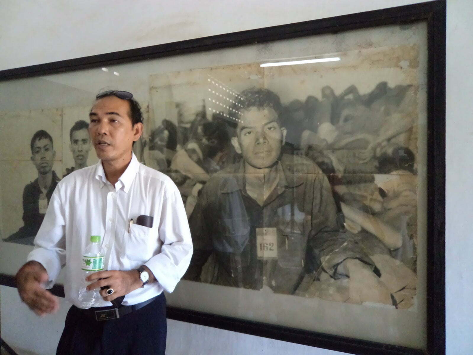 Guia (e sobrivivente) na Prisão Toul Sleng - Phnom Penh, Camboja