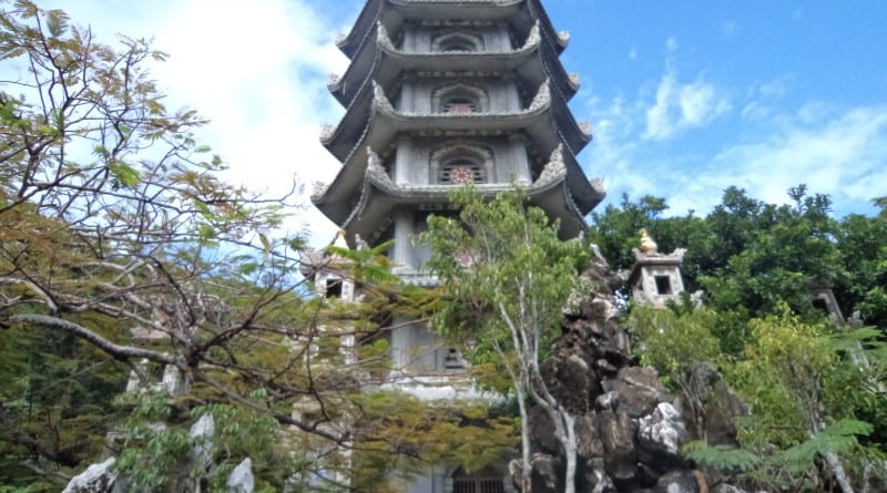 6 storied Pagoda na Marble Mountain - Danang, Vietnã