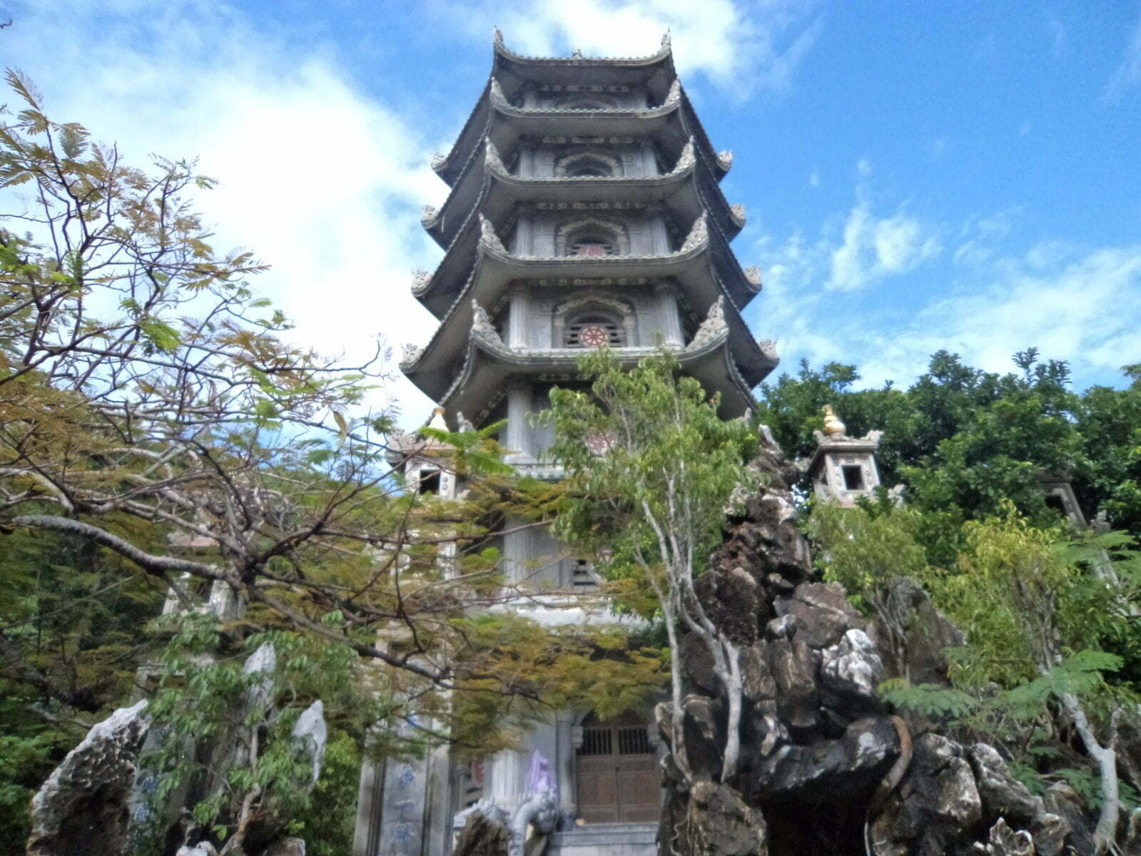 6 storied Pagoda na Marble Mountain - Danang, Vietnã