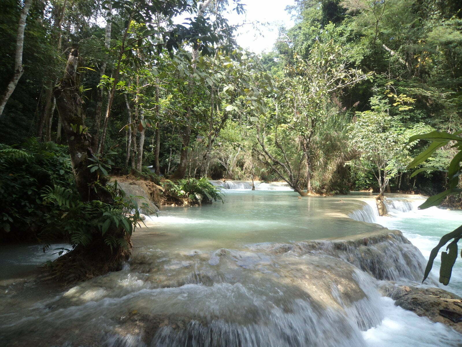 As Verdes e lindas águas da cachoeira Kuang Xi em Luang Prabang, Laos