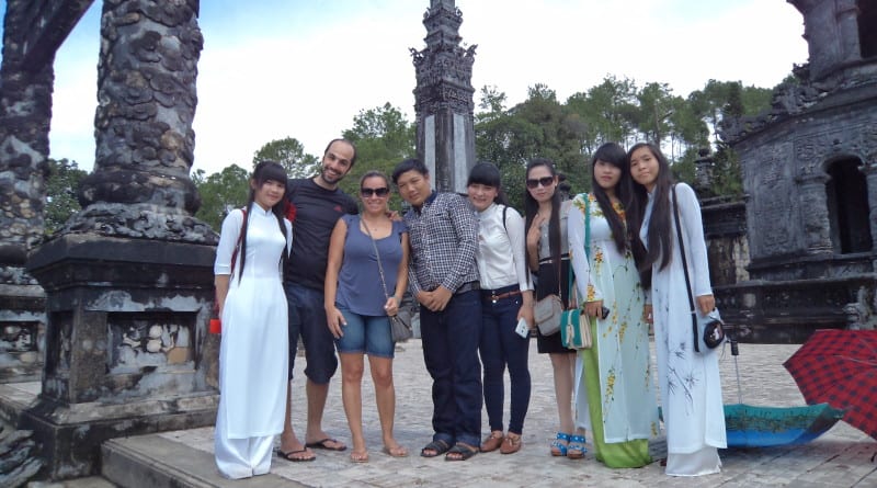 Jovens pedem foto para estrangeiros - Hue, Vietnã