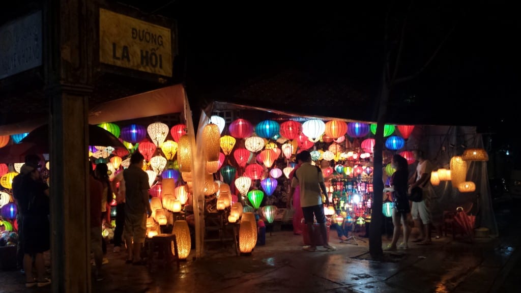 Lanternas de papel no Night Market de Hoi An, Vietnã