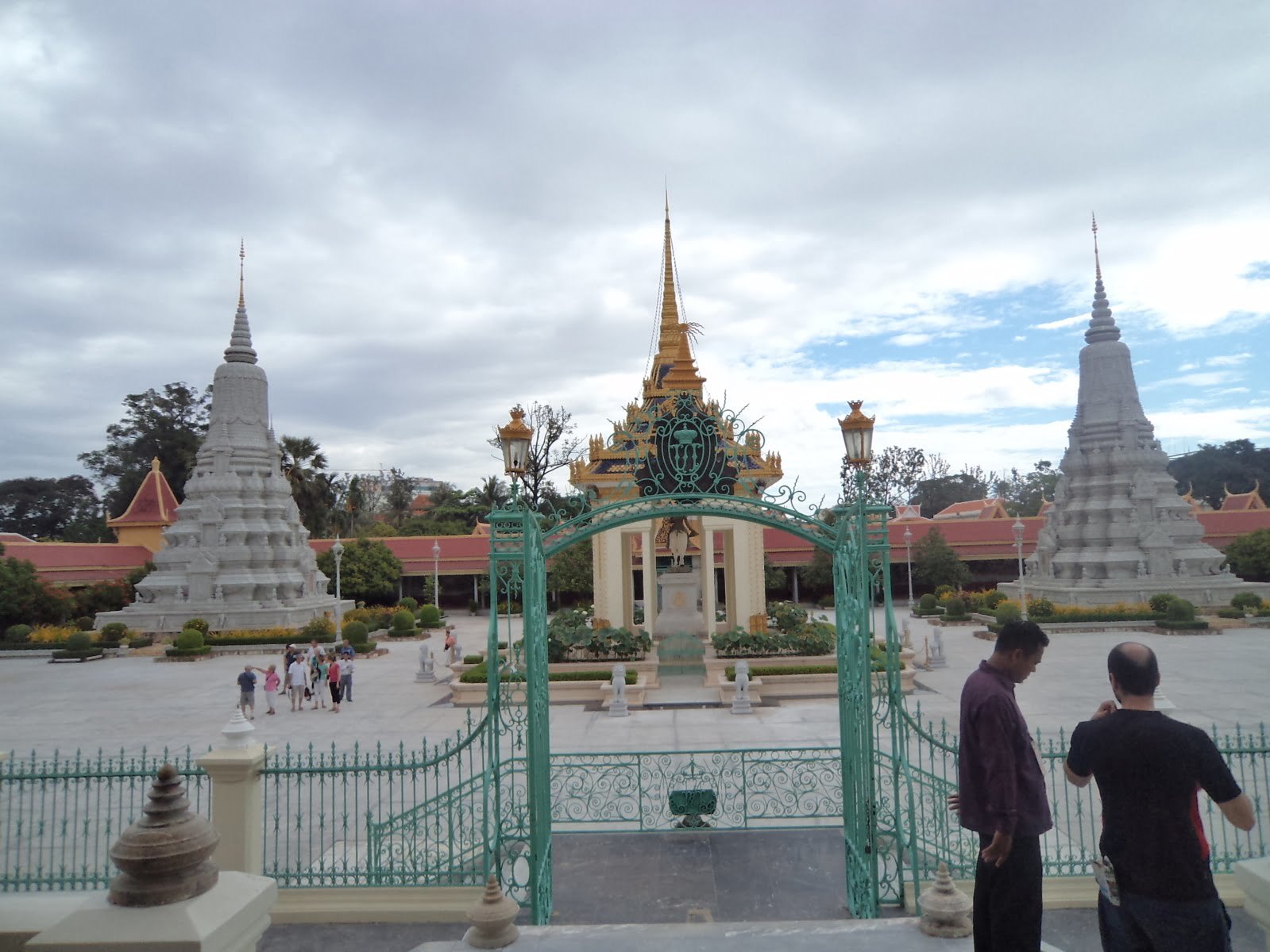 O jardim da Silver Pagoda em Phnom Penh, Camboja