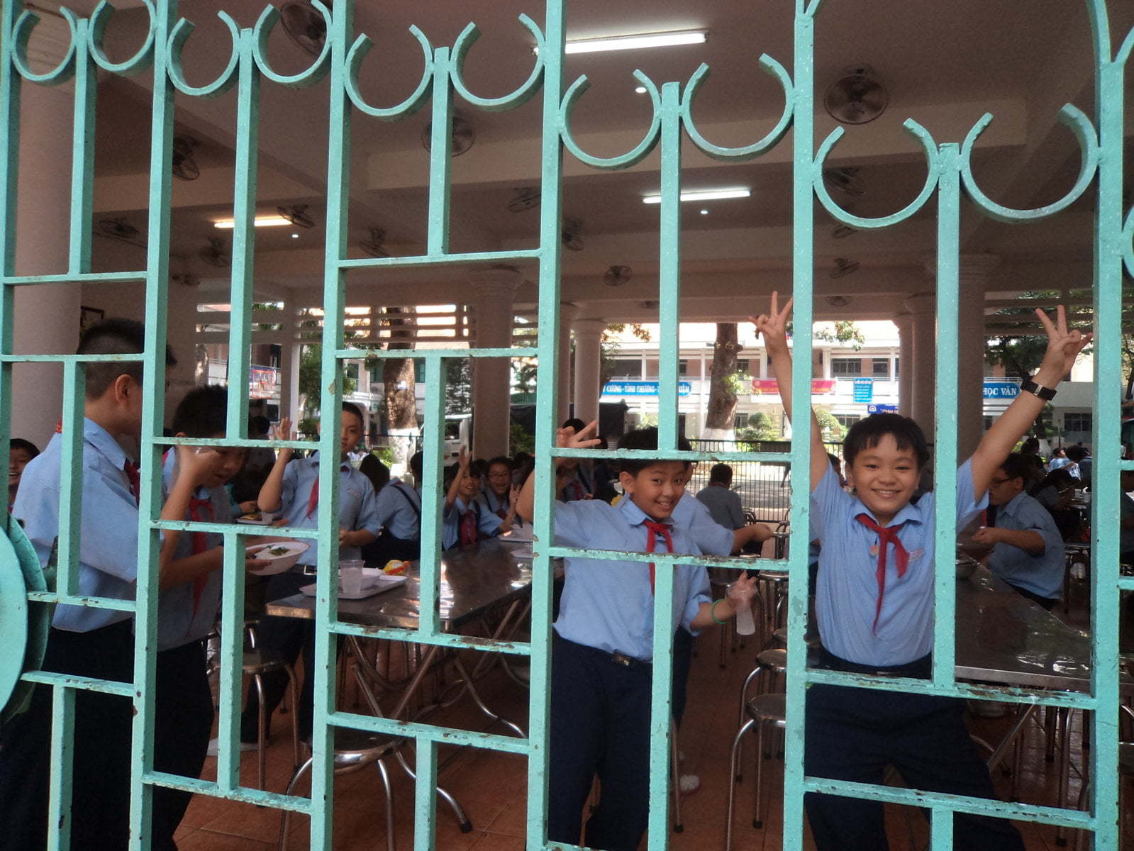 Criançada se anima para tirar fotos na escola pública de Ho Chi Minh, Vietnã
