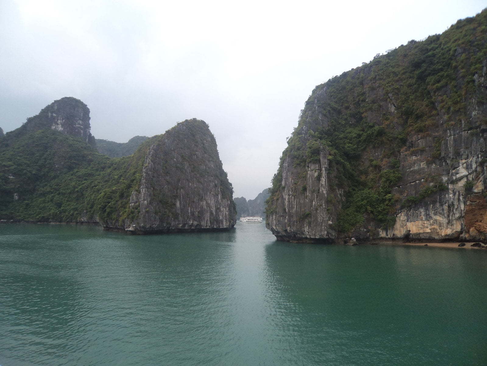 Morros e fendas de Ha Long Bay, próximo a Hanoi, Vietnã