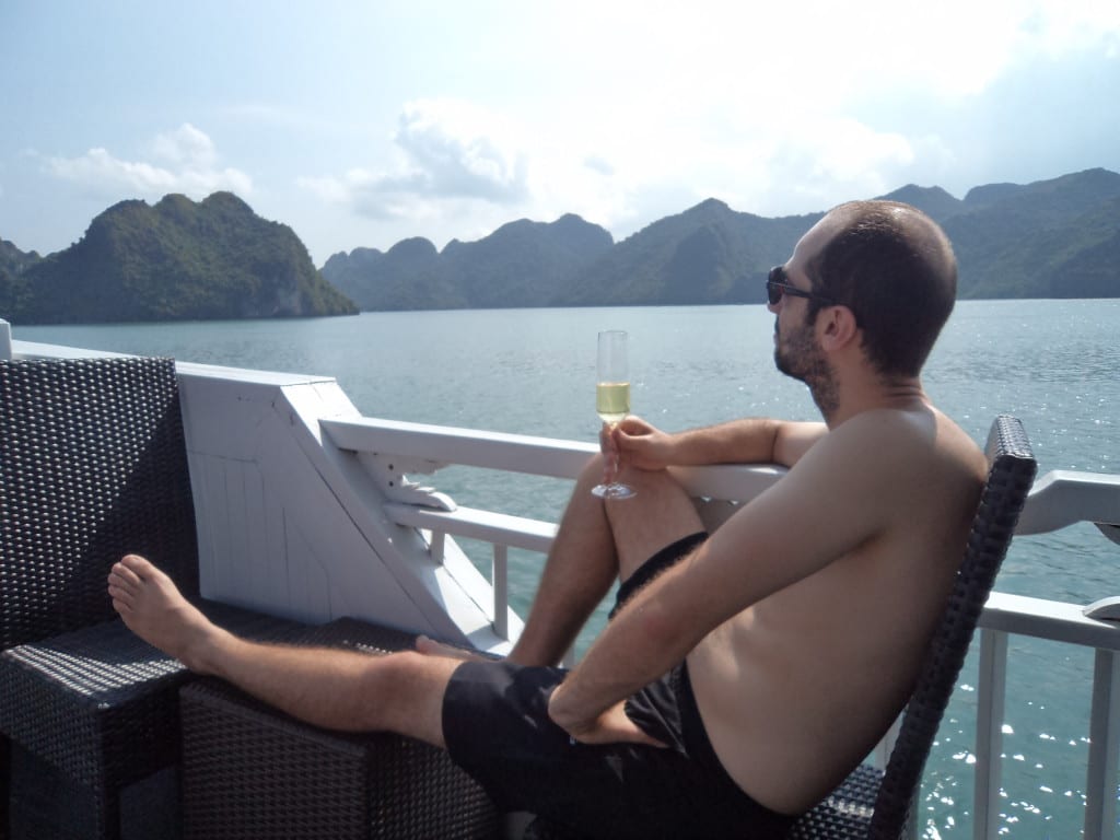 Curtindo uma de patrão em Ha Long Bay