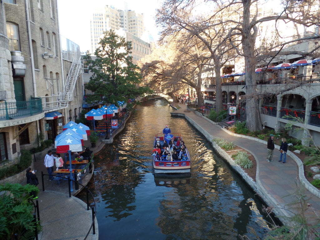 04 - Barquinho e restaurantes, detalhes típicos da charmosa River Walk - San Antonio, EUA