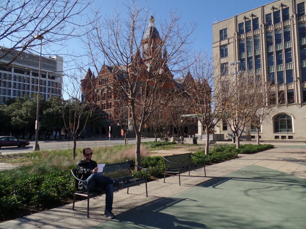 04 - Relaxando na John F Kennedy Plaza - Dallas, EUA