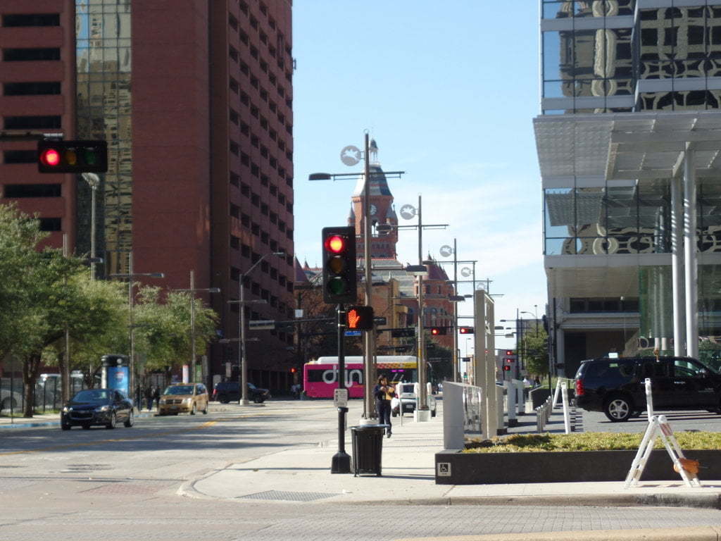 06 - Main Street e os mini Pegasus, simbolo quase oficial da cidade - Dallas, EUA