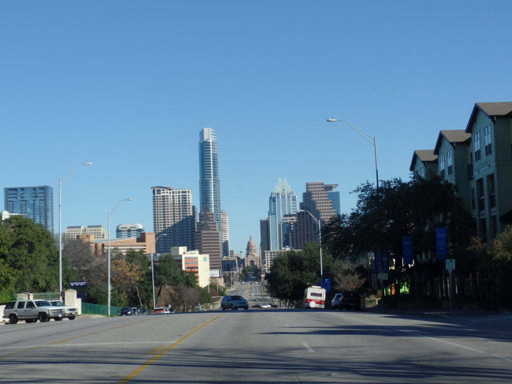 09 - Do lado oposto da cidade (ao sul), as avenidas largas, prédios altos e o Capitol - Austin, Texas
