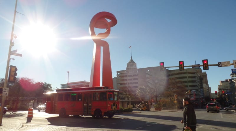 09 - Trolley turistico desfila no centro da cidade - San Antonio, EUA