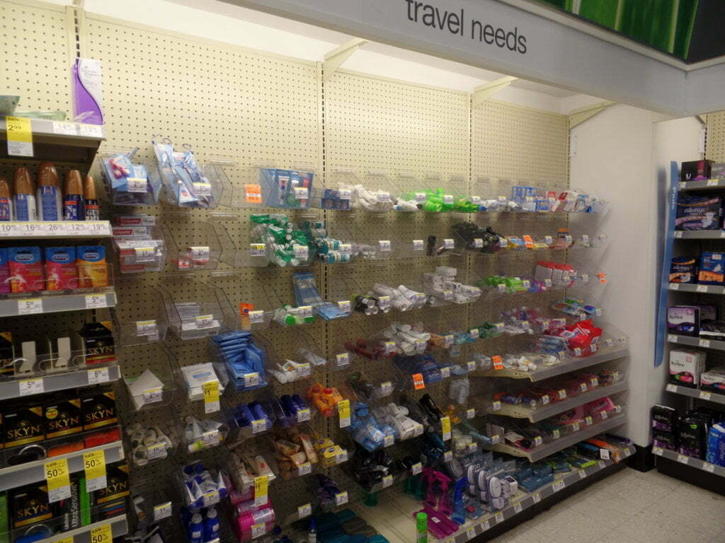 Área de produtos para viagem no Walgreens, EUA