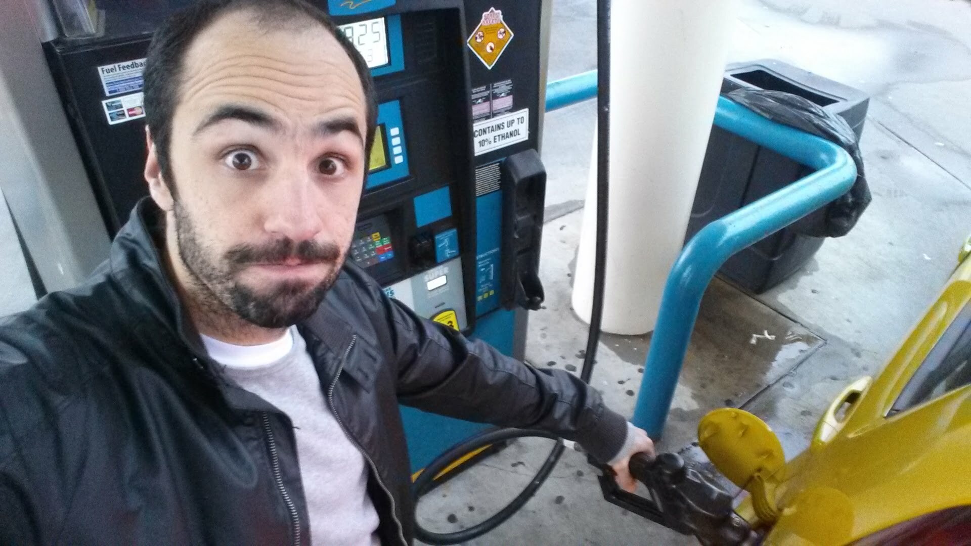 Enchendo o tanque do carro no posto de gasolina nos EUA