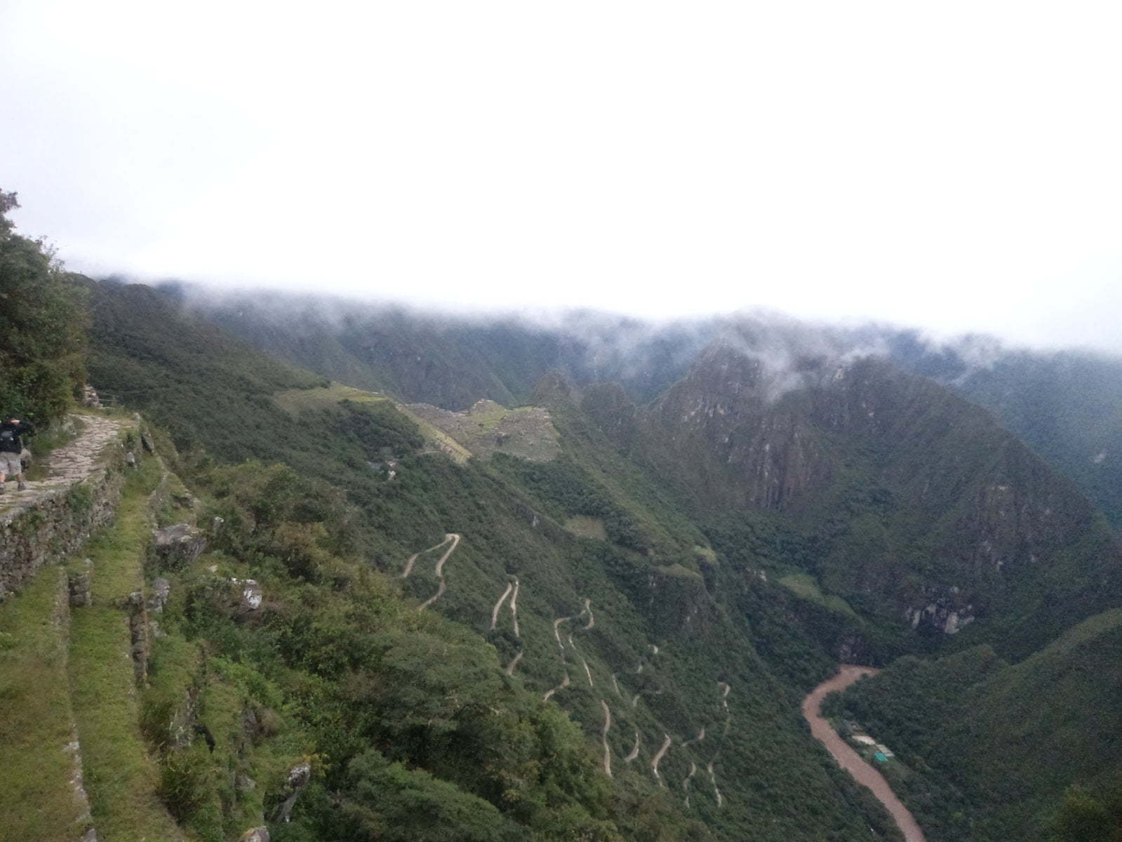 Em uma das trilhas, é possível ver a estrada que leva à entrada de Machu Picchu - Aguas Calientes, Peru