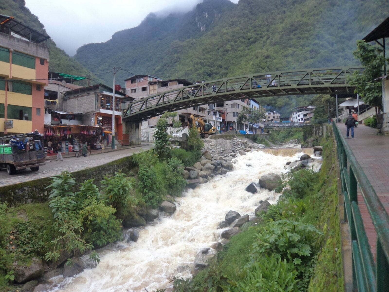 Rio que corta Aguas Calientes, cidade base para chagada a Machu Picchu, Peru