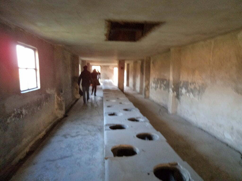 06 O banheiro, e os prisioneiros tinham poucos segundos - Campo de Concentração de Auschwitz, Polonia