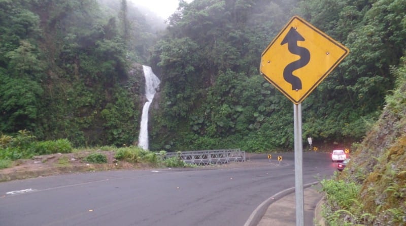 Cachoeira ao lado da rodovia na Costa Rica