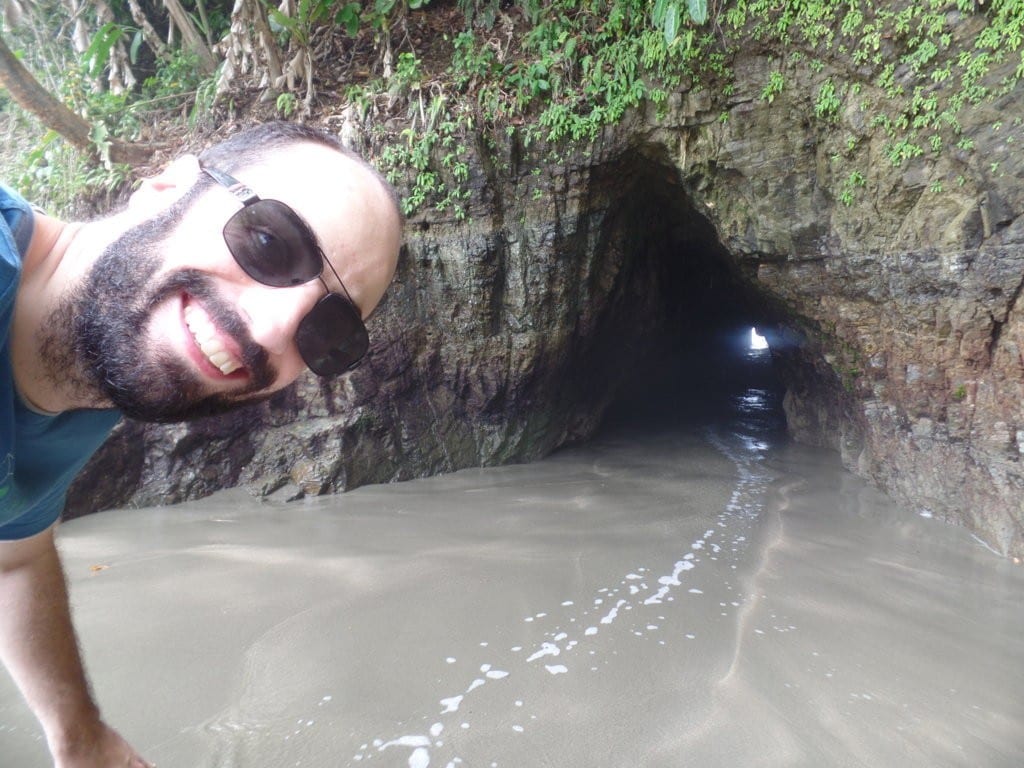 Caverna com ondas na Playa Ventas, Costa Rica