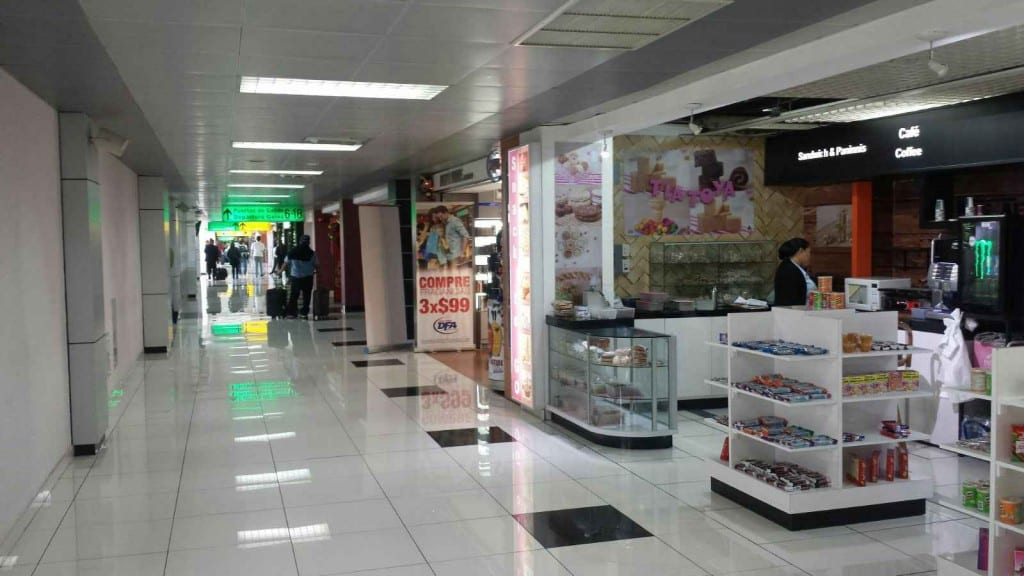 Corredor de lojas no aeroporto de San Salvador