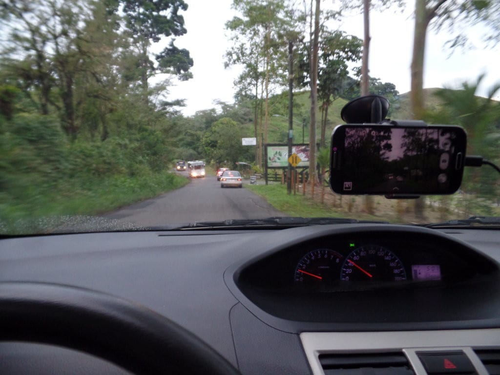 Estrada no interior da Costa Rica