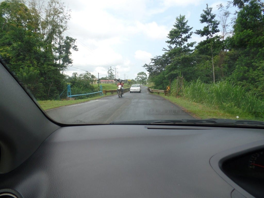Muitas pontes da Costa Rica passam apenas um carro por vez