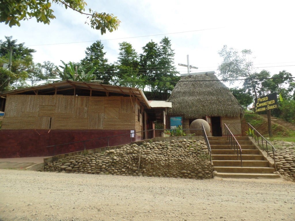 Museu em Boruca, com tipo de moradia tradicional dos indigenas - Costa Rica