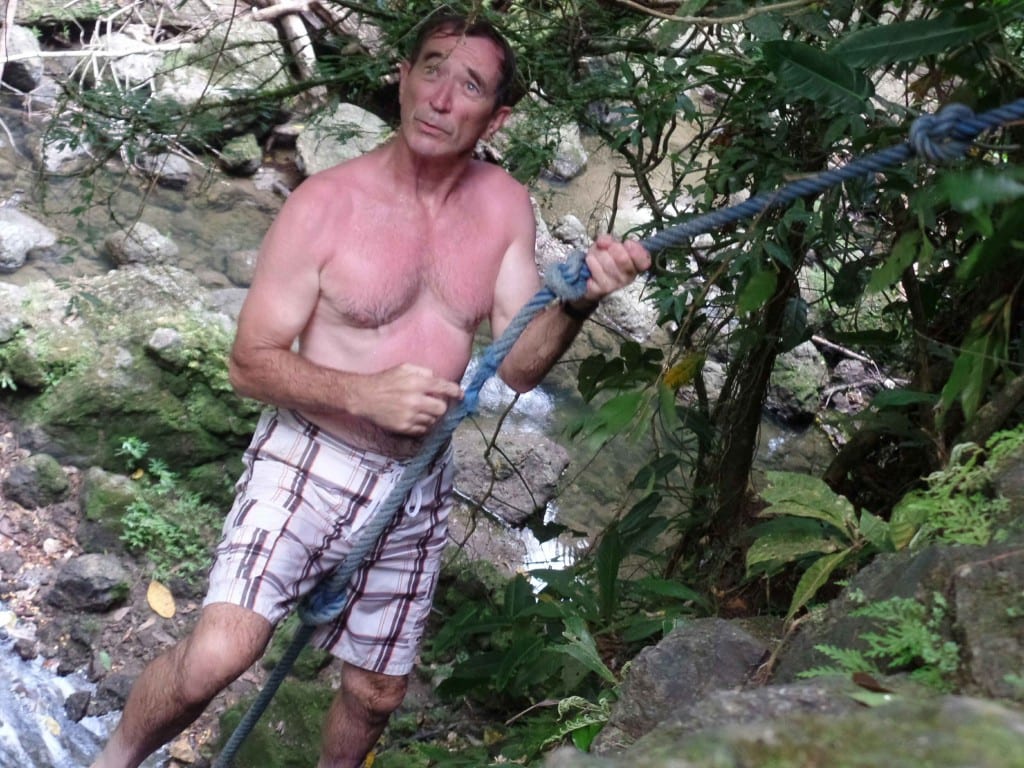Tiozinho canadense na cachoeira em Quepos