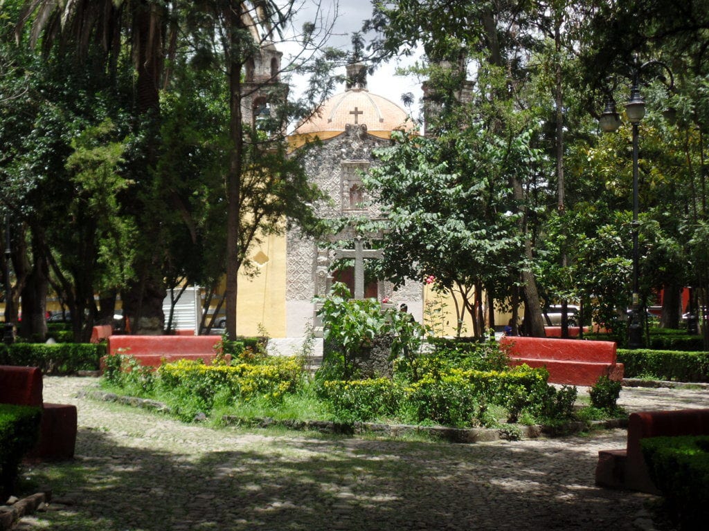 Praça e igrejinha no bairro de Coyoacan, Cidade do México