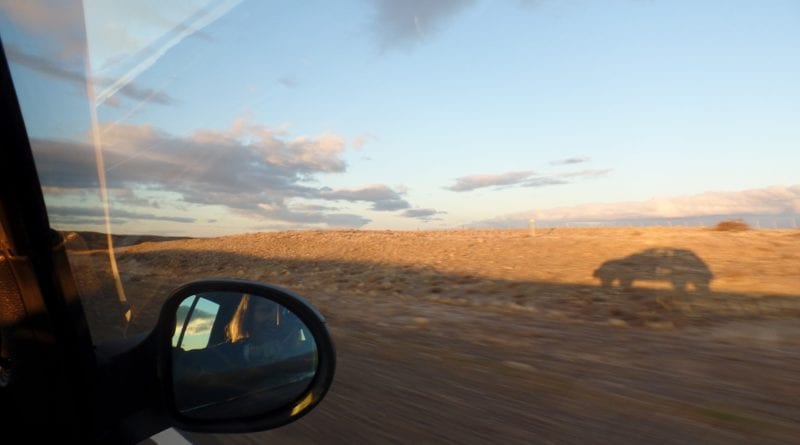 Dirigindo na imensidão do deserto patagônico, Argentina